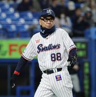 ７回が終わり、選手交代を告げた池山監督