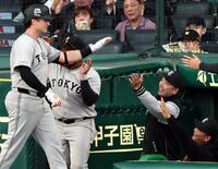 １回、先制３ランを放ったダルベックを迎える阿部監督（右）＝撮影・山口登