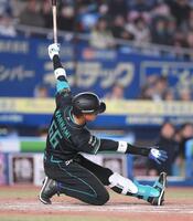 ８回、空振り三振に倒れた万波（撮影・開出牧）