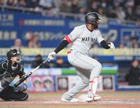 ６回、勝ち越しの左前適時打を放つポランコ（撮影・開出牧）