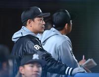 ７回、ベンチで戦況を見守るサブロー監督（撮影・開出牧）