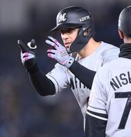 ５回、中前打を放ちポーズを決めるソト（撮影・開出牧）