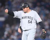 ８回、万波を三振に仕留めガッツポーズを決める沢田（撮影・開出牧）