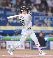 ３回、同点の右前適時打を放つソト（撮影・開出牧）