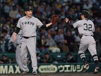 ２回を投げ終え、浦田（右）とタッチを交わす田中将（撮影・西田忠信）