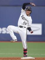 ８回、中越えに適時二塁打を放ち、ポーズをとる紅林（撮影・坂部計介）