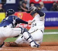 ４回、紅林が生還して３点目をあげる（撮影・坂部計介）