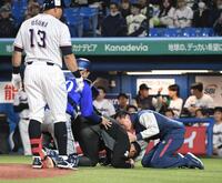 ８回、オスナが空振りしたバットが直撃し、もんどりうって倒れ込む川上球審（中央）＝撮影・佐藤厚