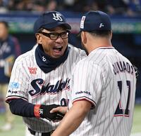 満面の笑顔でキハダ（右）を迎える池山監督（撮影・佐藤厚）