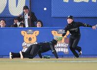 ２回、ソトの打球を落球する左翼手・西川。右は矢沢（撮影・開出牧）