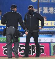 ８回、投手交代を告げる新庄監督（撮影・開出牧）