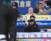 ３回、生還した清宮幸（左）とタッチを交わす新庄監督（撮影・開出牧）