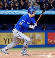 ８回、代打筒香が二塁内野安打を放つ