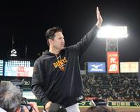 ２勝目を挙げ、声援に応える田中将（撮影・田中太一）