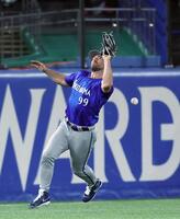 ３回、岩田の左飛を落球するヒュンメル