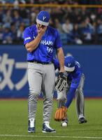 ３回、ヒュンメル（左）が落球、２点目が入る（撮影・佐藤厚）