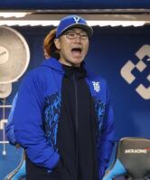 ８回、ベンチで声を上げる相川監督