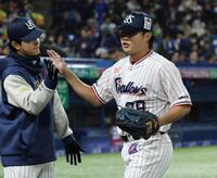 ６回を抑え、ベンチに戻る松本健（右）