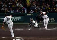 ８回、空振り三振に倒れるダルベック（投手　ドリス、捕手　坂本）＝撮影・山口登