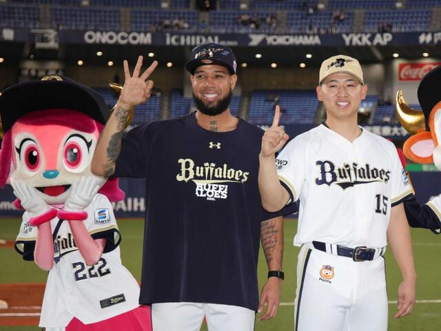　プロ初セーブを上げたオリックス・椋木（右）と３勝目のエスピノーザは笑顔でポーズ（撮影・坂部計介）