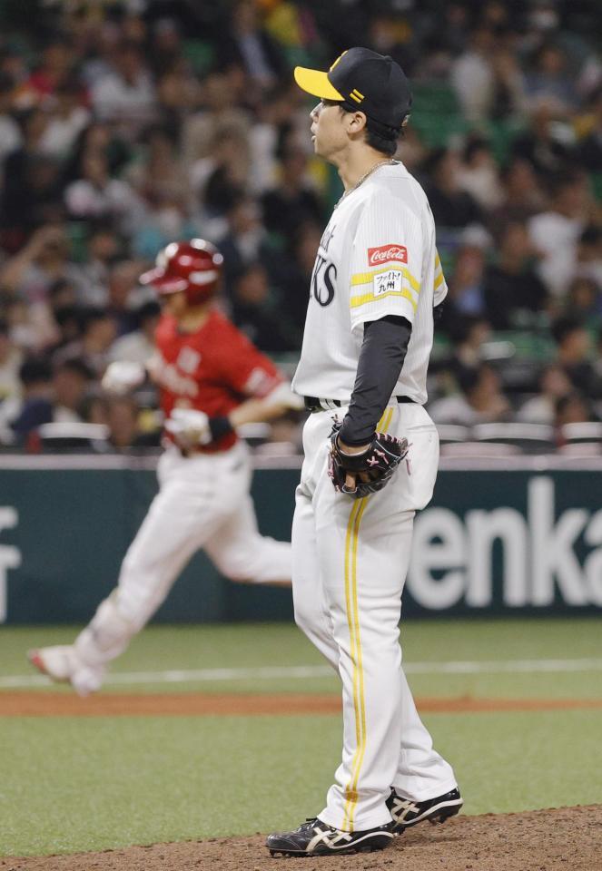 　８回、村林（奥）に勝ち越しソロを浴びた尾形