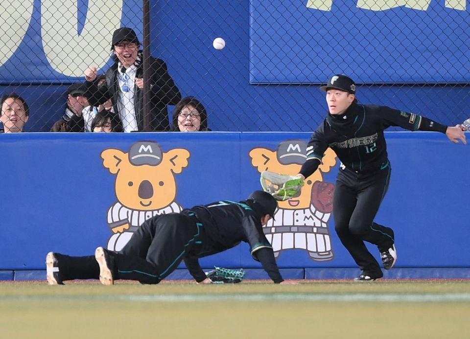 ２回、ソトの打球を落球する左翼手・西川。右は矢沢（撮影・開出牧）