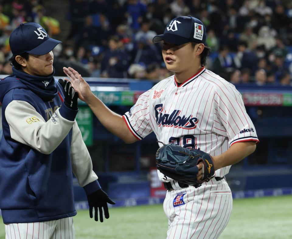 ６回を抑え、ベンチに戻る松本健（右）