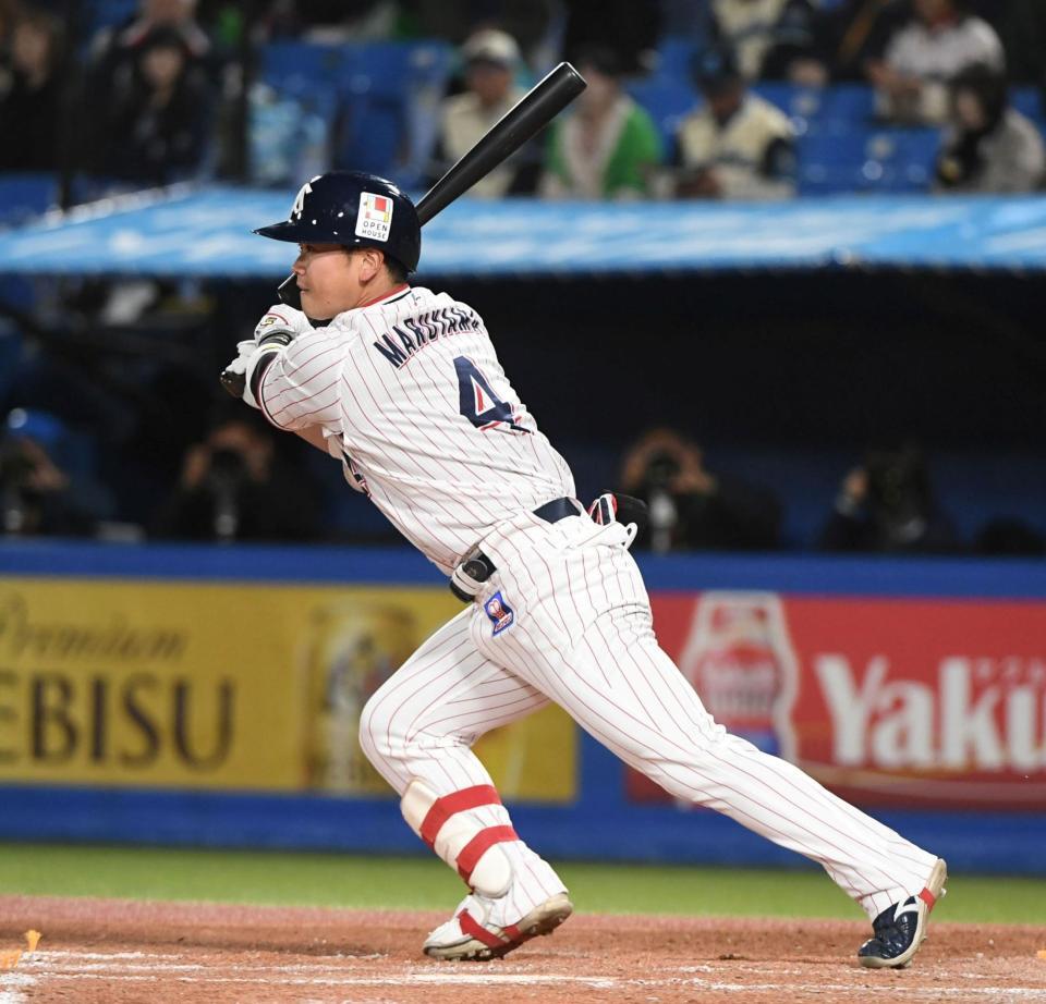 ２回、丸山は左前に先制適時打を放つ（撮影・佐藤厚）