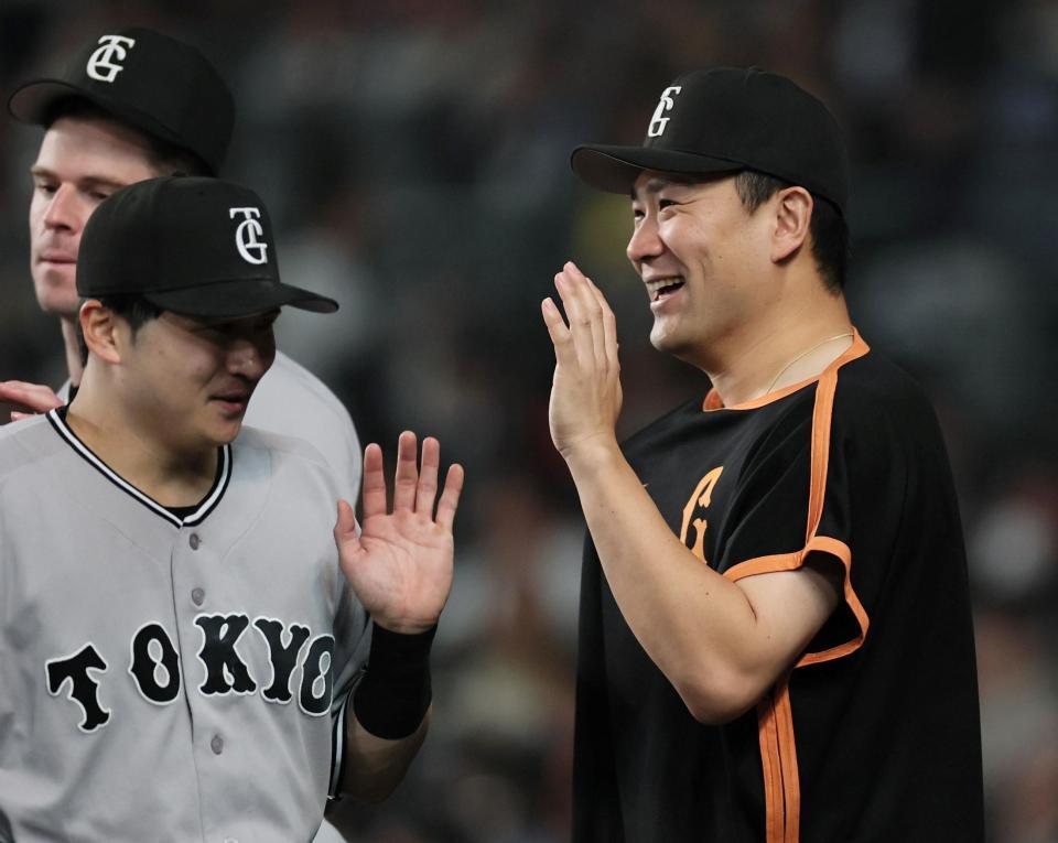 ８回のピンチを無失点に抑えた野手陣を笑顔で迎える田中将（撮影・田中太一）