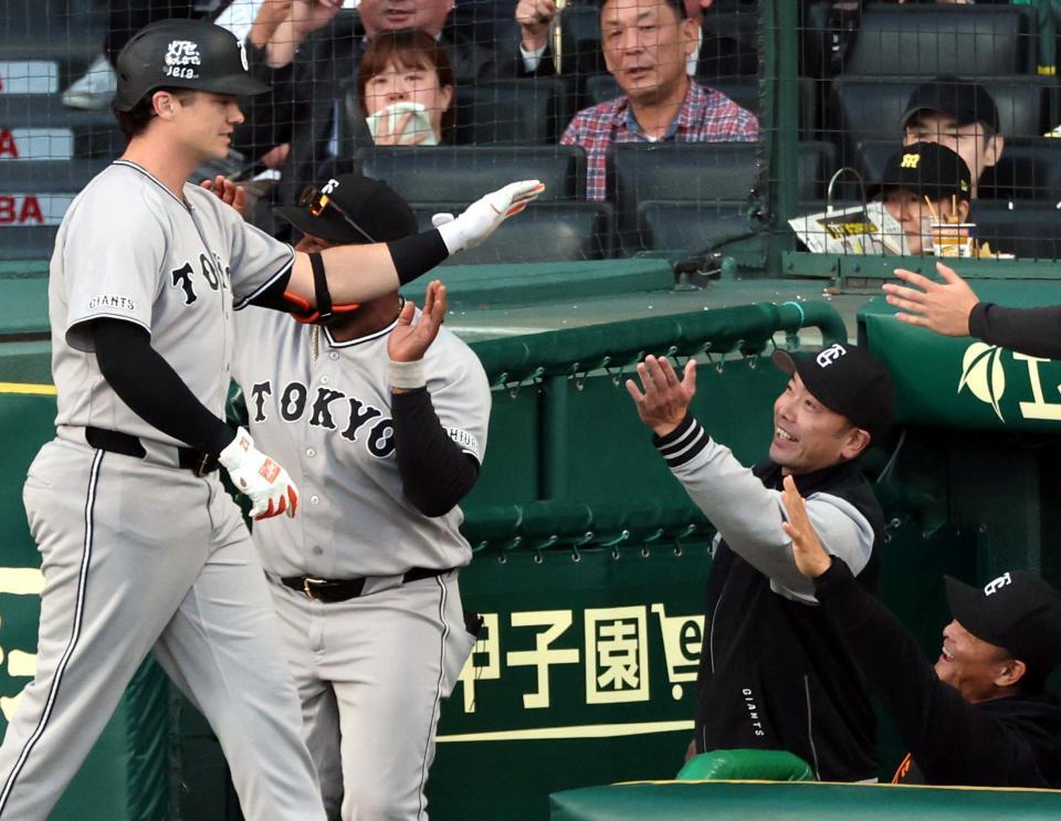 １回、先制３ランを放ったダルベックを迎える阿部監督（右）＝撮影・山口登