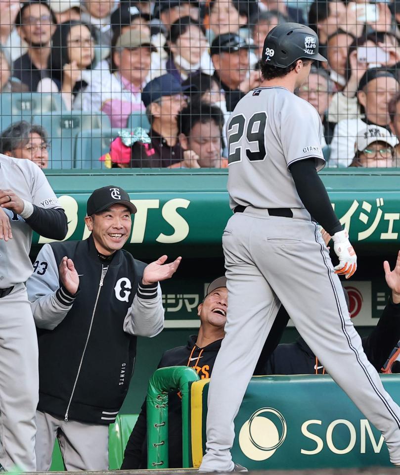 １回、先制３ランを放ったダルベック（右）を笑顔で迎える阿部監督（撮影・西田忠信）