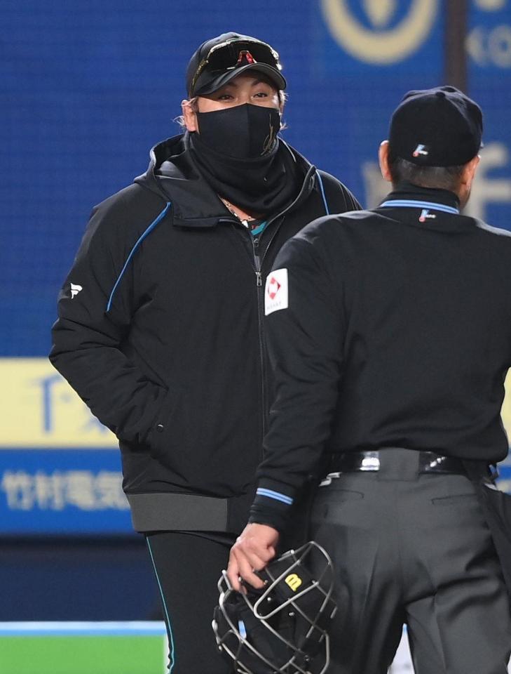 ６回、投手交代を告げる新庄監督（撮影・開出牧）