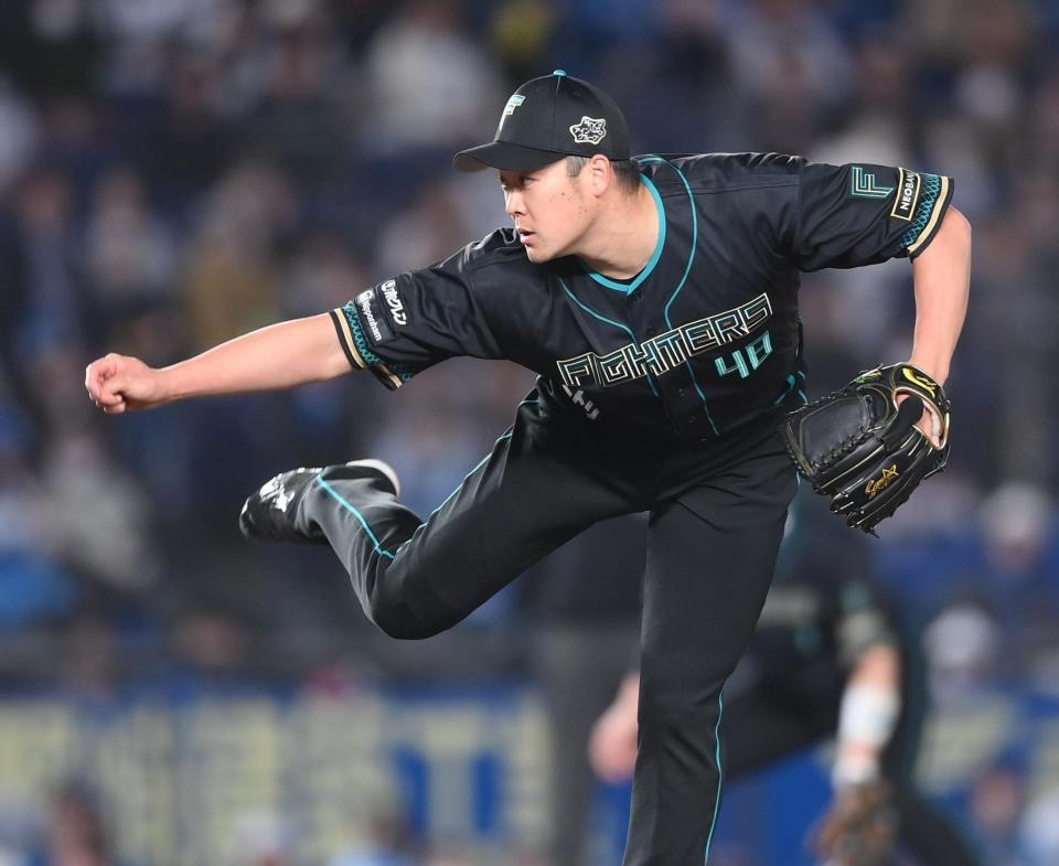 ６回から登板し力投する斎藤（撮影・開出牧）