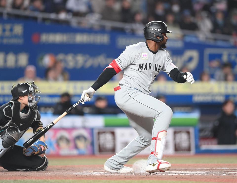 ６回、勝ち越しの左前適時打を放つポランコ（撮影・開出牧）