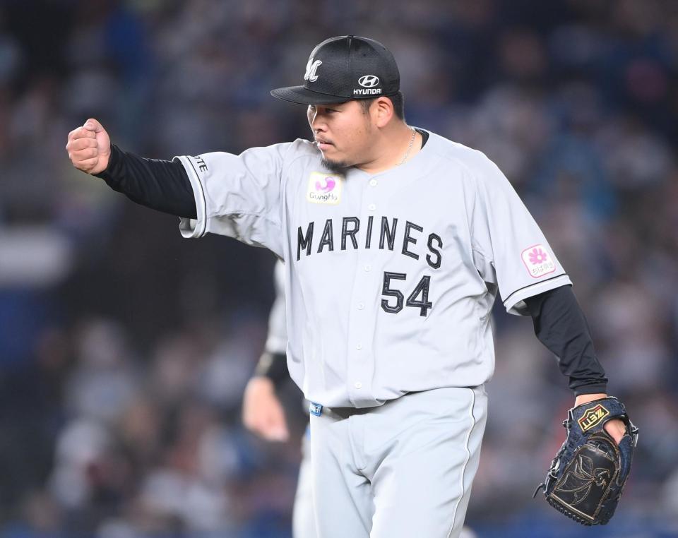 ８回、万波を三振に仕留めガッツポーズを決める沢田（撮影・開出牧）