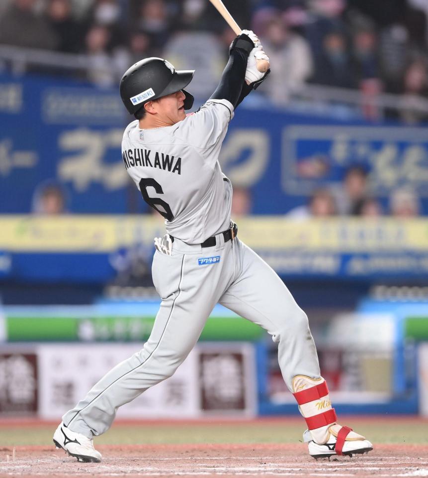 ８回、ピッチャー強襲の内野安打を放つ西川（撮影・開出牧）