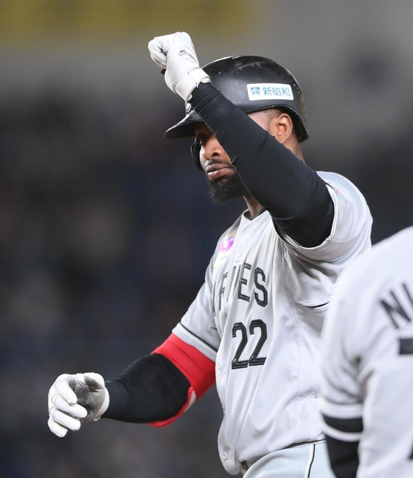 ６回、勝ち越しの左前適時打を放ちガッツポーズを決めるポランコ（撮影・開出牧）