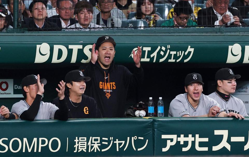 ９回、ベンチからチームを鼓舞する田中将（中央）＝撮影・西田忠信