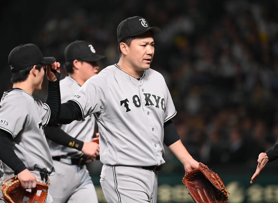 ５回、森下を空振り三振に仕留め、ベンチに戻る田中将