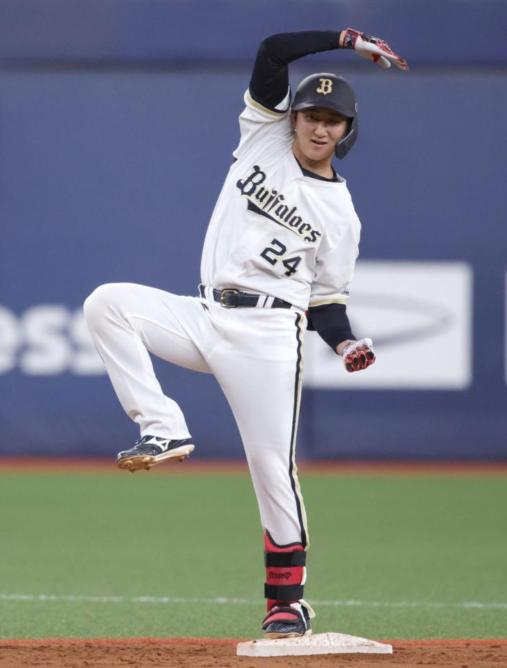 ８回、中越えに適時二塁打を放ち、ポーズをとる紅林（撮影・坂部計介）