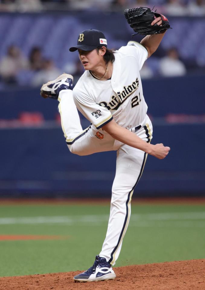 ８回、オリックス３番手で登板した山崎（撮影・坂部計介）
