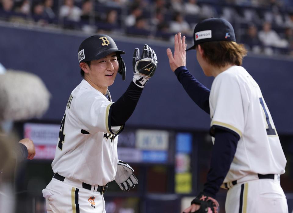 ４回、生還した紅林は寺西とタッチ（撮影・坂部計介）