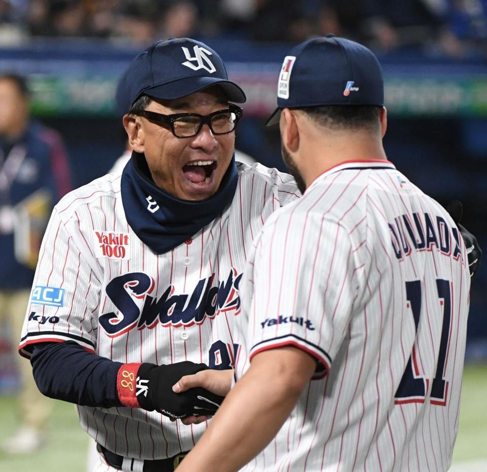 満面の笑顔でキハダ（右）を迎える池山監督（撮影・佐藤厚）
