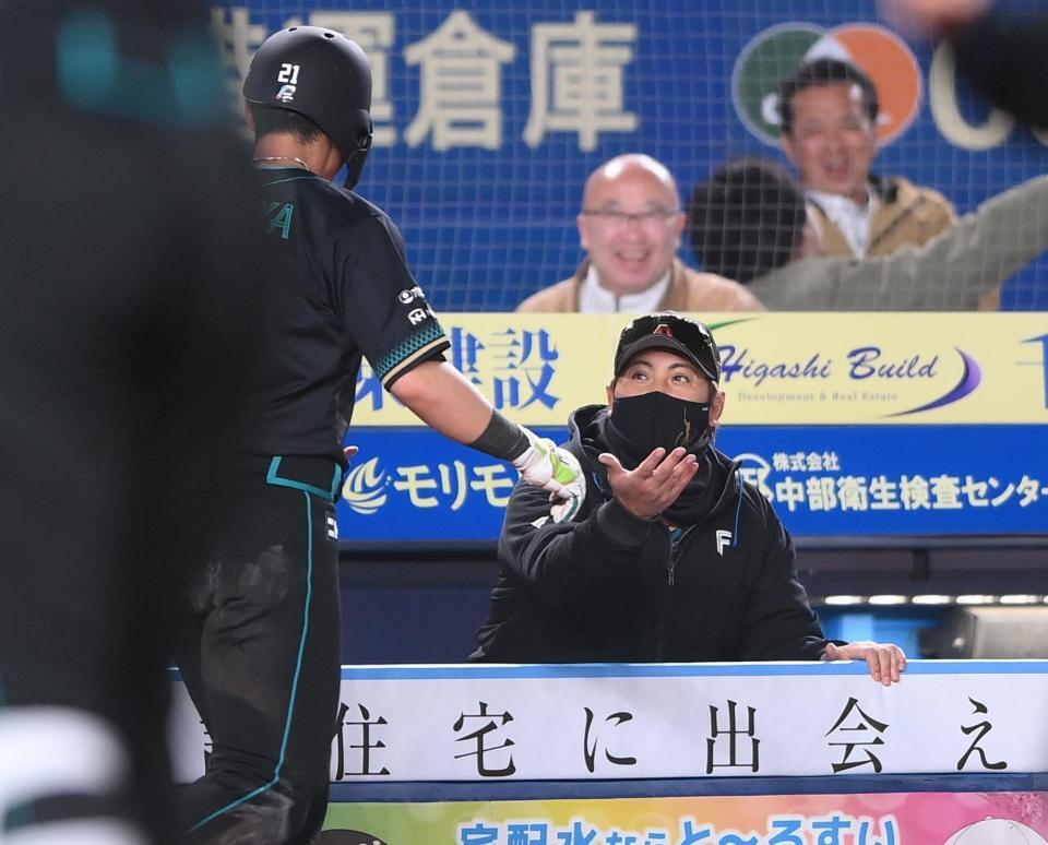 ３回、生還した清宮幸（左）とタッチを交わす新庄監督（撮影・開出牧）