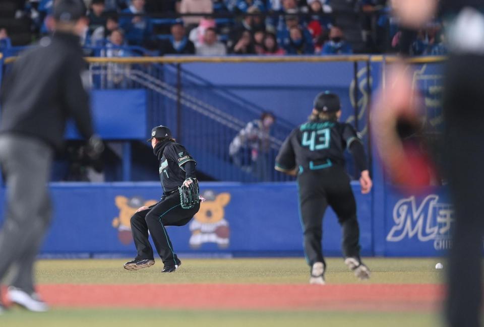 ５回、藤岡の左前打をファンブルし後逸する左翼手・西川（左）＝撮影・開出牧