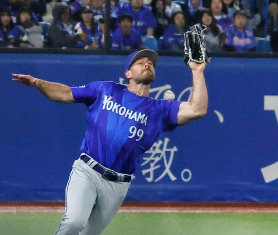 ３回、岩田の飛球を落とす左翼手ヒュンメル。適時失策となる