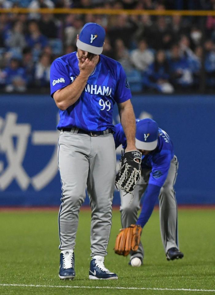 ３回、ヒュンメル（左）が落球、２点目が入る（撮影・佐藤厚）