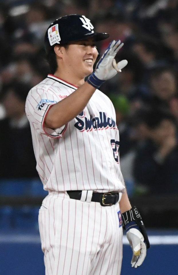 ４回、松本は右前に２打席連続安打を放ち、笑顔を見せる（撮影・佐藤厚）