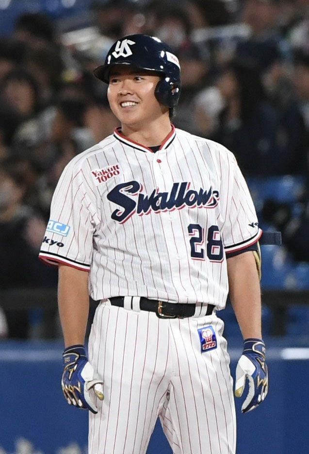 ２回、松本健は左前打を放ち、笑顔を見せる（撮影・佐藤厚）