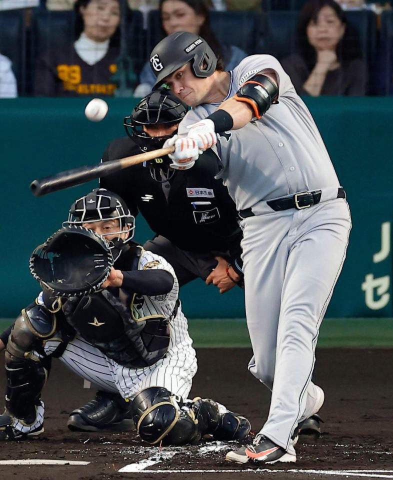 １回、ダルベックが左越えに先制３ランを放つ。捕手坂本